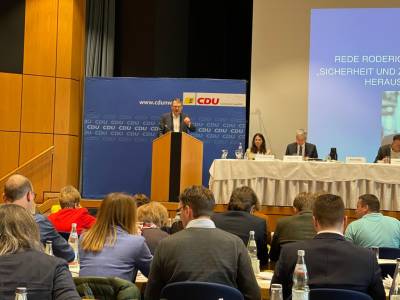 Bezirksvertreterversammlung zur Aufstellung des Wahlvorschlags fr die Europawahl - Der ehemalige stellvertretende Bezirksvorsitzende Roderich Kiesewetter MdB berichtete als einer der bundesweit renommiertesten Sicherheitsexperten zur aktuellen Lage in der Ukraine.