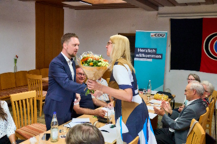 Der neue Ortsvorsitzende Dr. Stefan Stein dankt seiner Vorg�ngerin und k�nftigen Stellvertreterin Heike Brucker. Foto: Finn Lindner