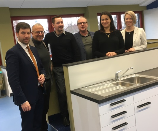 Eine Delegation von Kandidaten des Wahlkreises Schwäbischer Wald-Lorch-Waldstetten besuchte die Waldstetter Gemeinschaftsschule: Christoph Hald, Hans-Josef Miller, Michael Weber, Rektor Andreas Elser, Monika Offenloch und Stephanie Eßwein (von links). Eine Delegation von Kandidaten des Wahlkreises Schwäbischer Wald-Lorch-Waldstetten besuchte die Waldstetter Gemeinschaftsschule: Christoph Hald, Hans-Josef Miller, Michael Weber, Rektor Andreas Elser, Monika Offenloch und Stephanie Eßwein (von links).