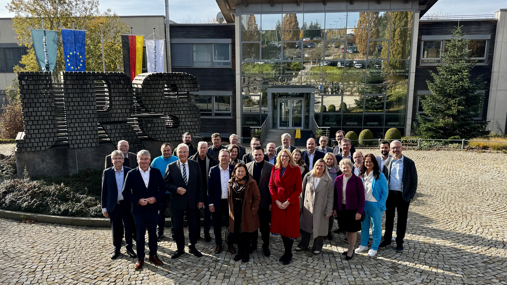 Auf Einladung der CDU-Kreisvorsitzenden Heike Brucker (Mitte, roter Mantel) kamen zahlreiche Bundes-, Landes- und Kommunalpolitiker bei JRS zusammen, u.a. Minister Joachim Herrmann (5.v.l.) und Winfried Mack MdL (3.v.l.) 